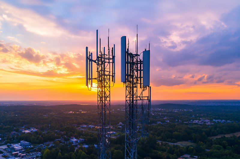 Tour de téléphonie cellulaire au-dessus de la terre