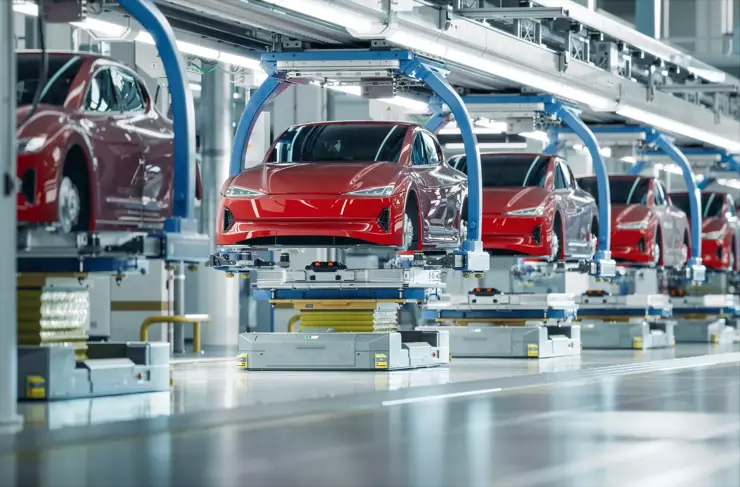 Ligne de production de VE sur usine intelligente automatisée avancée. Fabrication de voitures électriques haute performance. Installation de batteries de voiture sur des véhicules électriques sur une chaîne de montage. Usine automobile.