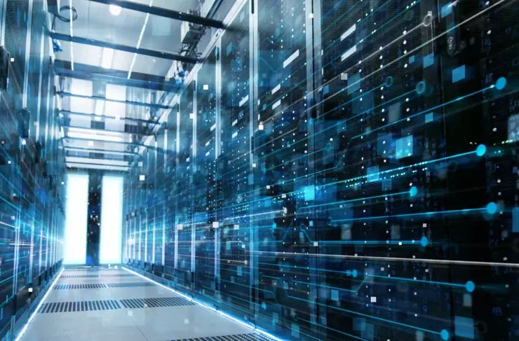 Image d’un centre de données en activité avec des rangées de serveurs en rack reliés par des lignes de visualisation de connexion LAN.