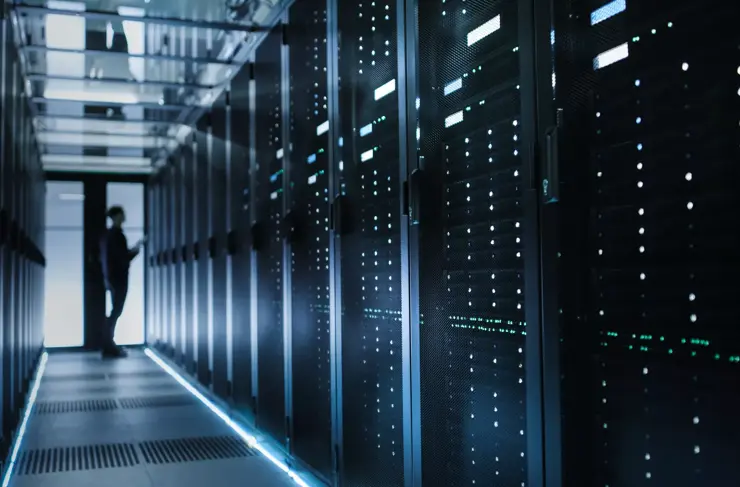 Photo d’un technicien informatique flou allumant le serveur de données.