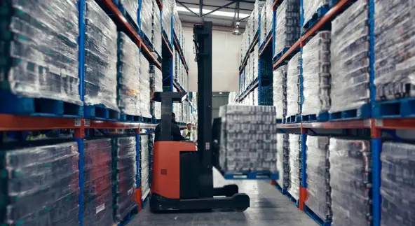 Employé, chariot élévateur et entrepôt pour la logistique, la distribution et la chaîne d’approvisionnement avec inventaire, stock et palette. Homme, machine et industrie manufacturière pour la livraison, le stockage et le fret avec expédition
