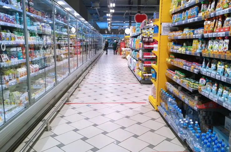 Saint-Pétersbourg, Russie - 17 février 2022 : Ce supermarché russe renommé est l’un des plus grands acteurs du secteur de la distribution en Russie. Systèmes de racks. Concept de magasinage. Allée. Épicerie. Étagères avec produits.