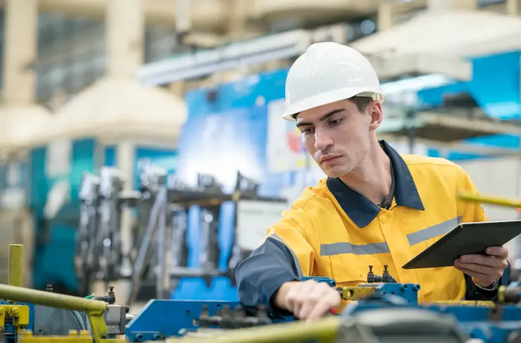 Ingénieur de conception inspectant le gabarit de mesure ou de soudage de pièces automobiles dans l’atelier de la ligne de production. Assurance du contrôle qualité dans l’industrie des pièces automobiles.