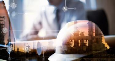 Doppelbelichtung des Ingenieurs mit dem Hintergrund der Ölraffinerieindustrie, industriellen Instrumenten in der Fabrik und dem Konzept der physischen Systemsymbole