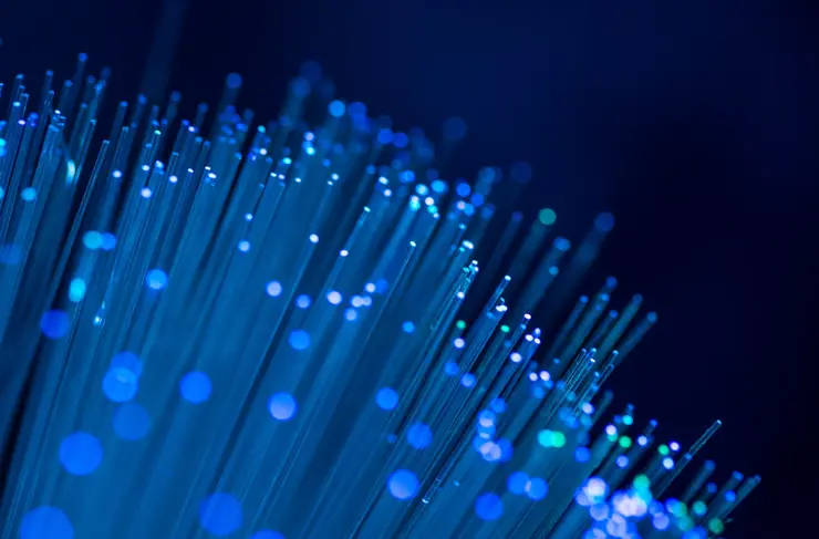 Fibre optique en bleu, gros plan avec effet bokeh