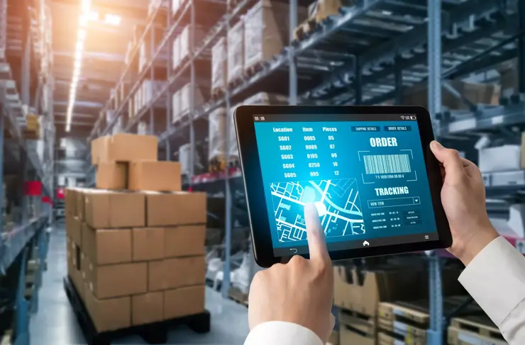 Logiciel innovant de gestion d’entrepôt sur ordinateur pour le suivi en temps réel de la livraison des colis de marchandises. Écran d’ordinateur montrant un tableau de bord d’inventaire intelligent pour le stockage et la distribution de la chaîne d’approvisionnement.