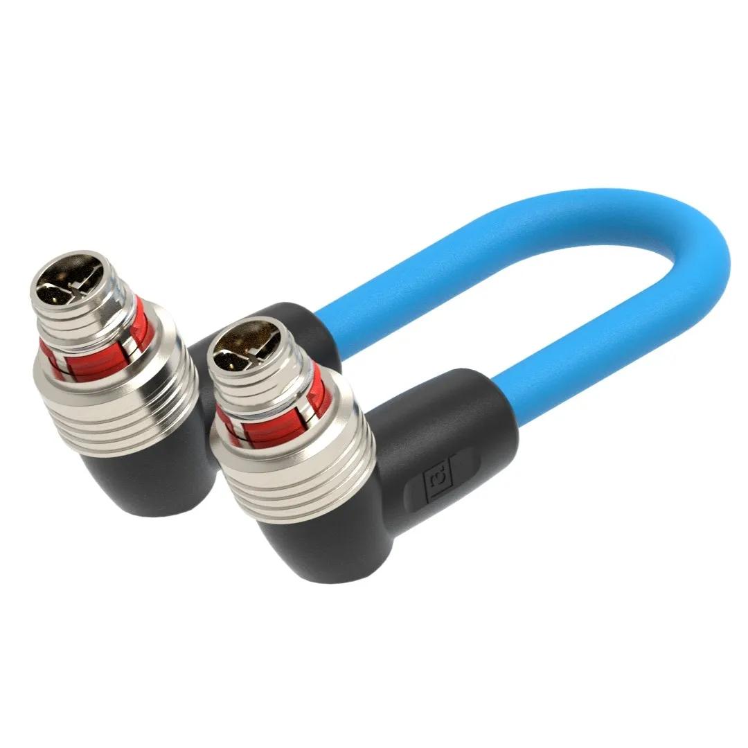 两名戴安全帽的工人正在安装太阳能电池板