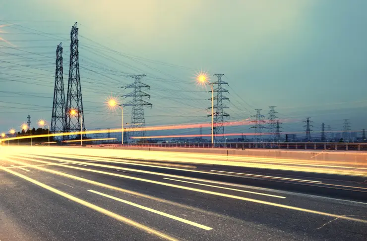 Poteau haute tension. Pylônes haute tension avec ciel en arrière-plan, et autoroute