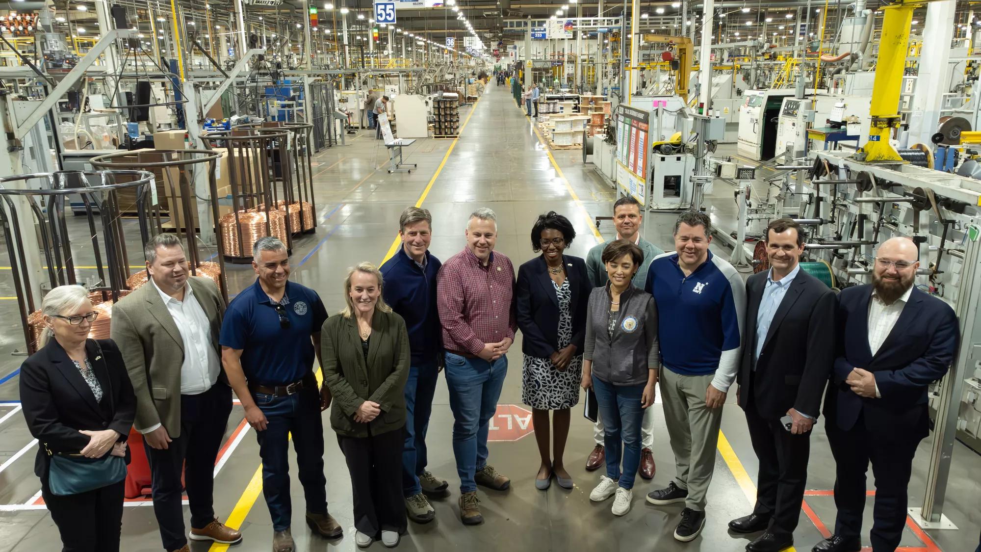 Mitglieder der Delegation des US-Kongresses besichtigen das Belden-Werk in Nogales, Mexiko