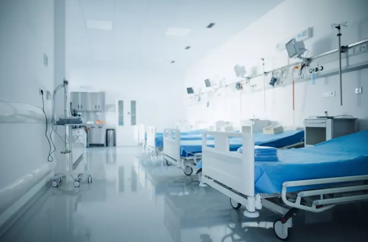 Gros plan d’une chambre d’hôpital vide avec lit.