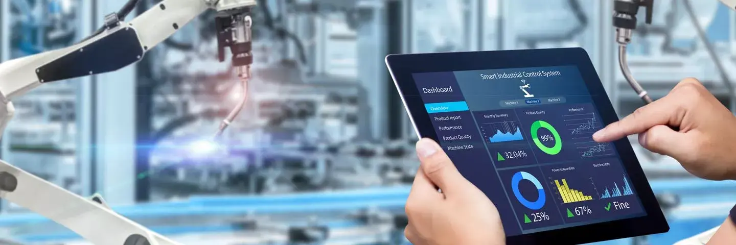 Intelligentes Industrie-Steuerungskonzept. Hände halten Tablet vor verschwommenem Hintergrund mit Automatisierungsmaschine
