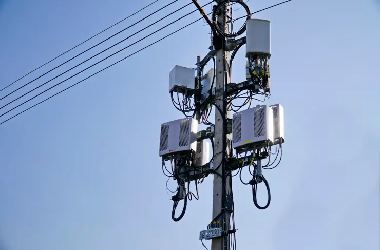 Kleinzelle 3g%2C 4g%2C 5g System. Makro-Basisstation oder Basis-Transceiver-Station auf Strommast. Antennensender für drahtlose Kommunikation. Entwicklung des Kommunikationssystems im städtischen Gebiet.