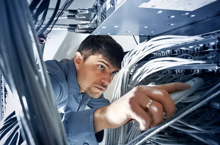 Contractor-Technician-Cabling-Installation-Testing
