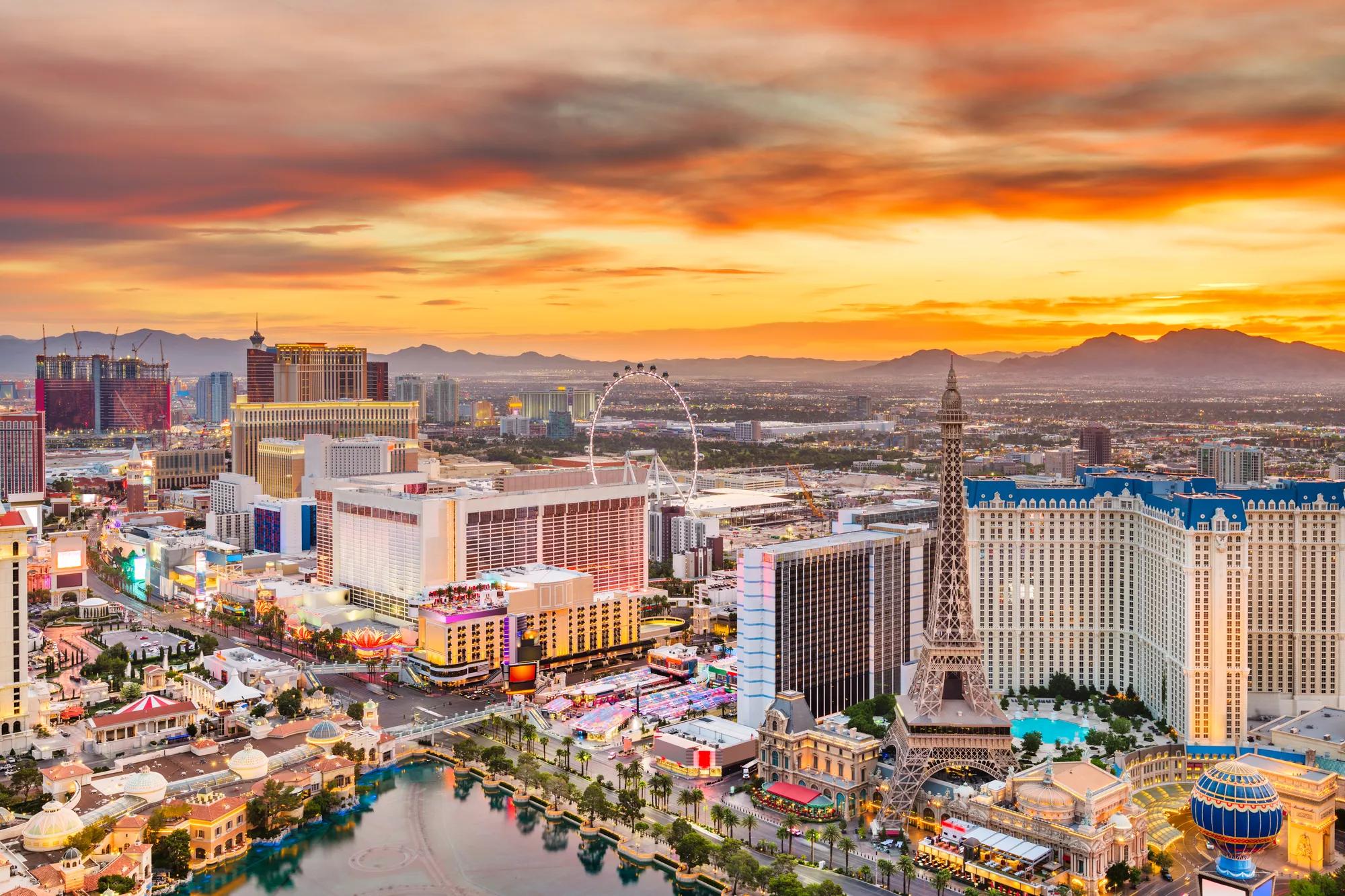 Skyline au-dessus du Strip au crépuscule, Las Vegas, Nevada, États-Unis.