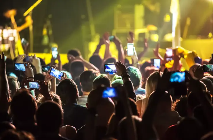 Concert-Crowd-iPhones-Broadband-Wireless