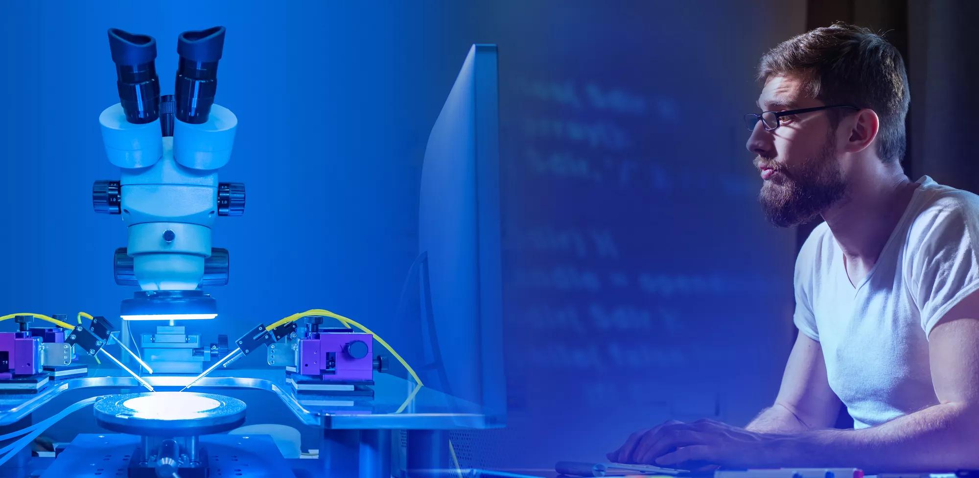 Fernsteuerung des Lötsystems für elektronische Leiterplatten. Elektronikausrüstung. Der Techniker führt eine Fernüberwachung des Gerätebetriebs durch. Hochpräzise elektronische Geräte.