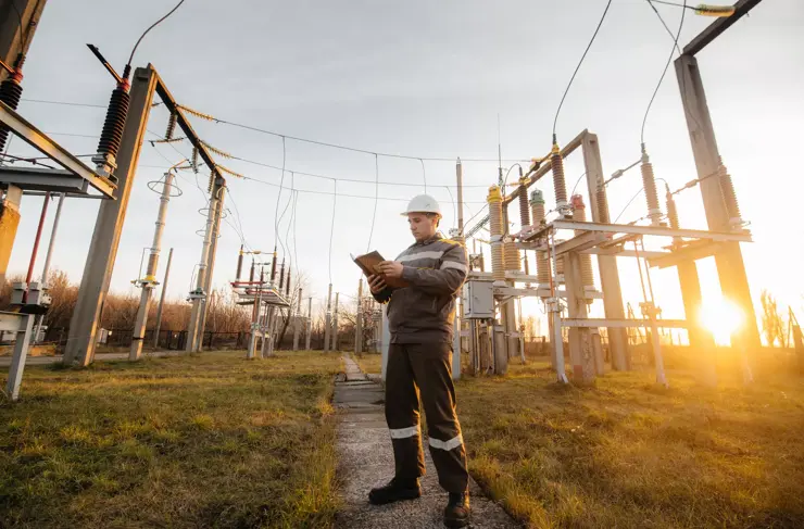L’ingénieur énergétique inspecte les équipements de la sous-station. Ingénierie énergétique. Industrie.