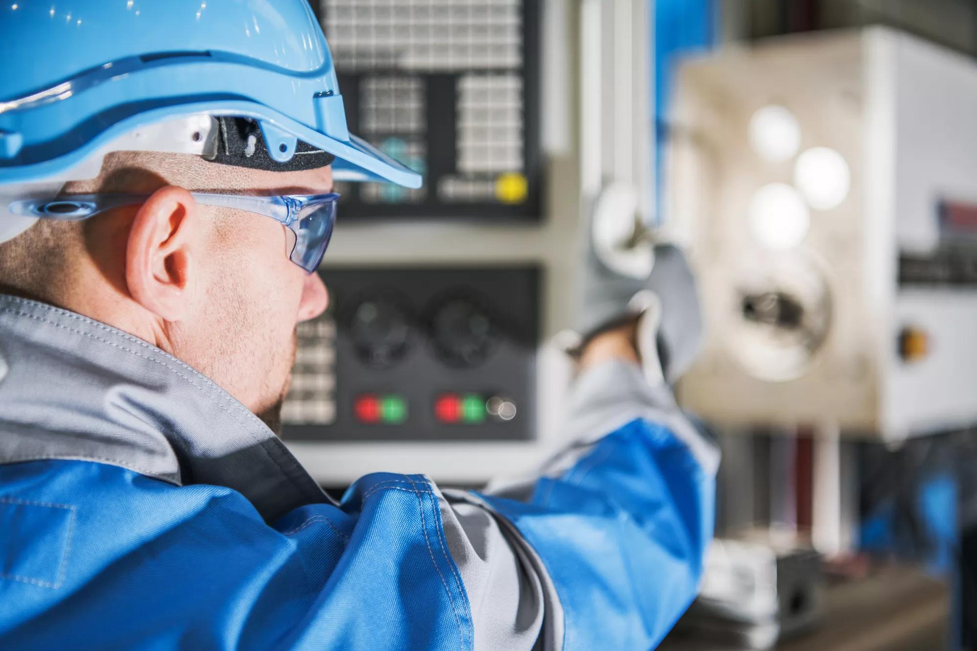 Maschinenbediener mit numerischer Steuerung. CNC kaukasischer Techniker.Metworking Industrieausrüstung.