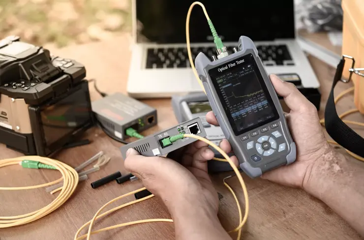 Engineer test link loss after splice with OTDR tester