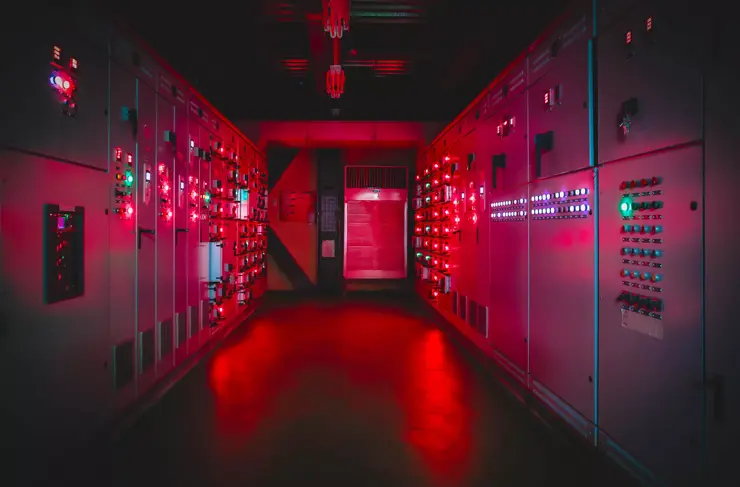 Lumière allumée à l’interrupteur de sélection électrique, interrupteur à bouton, appareillage de commutation électrique dans l'armoire du centre de commande des moteurs à basse tension d'une centrale à charbon, la nuit.