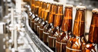 传送带上的啤酒瓶