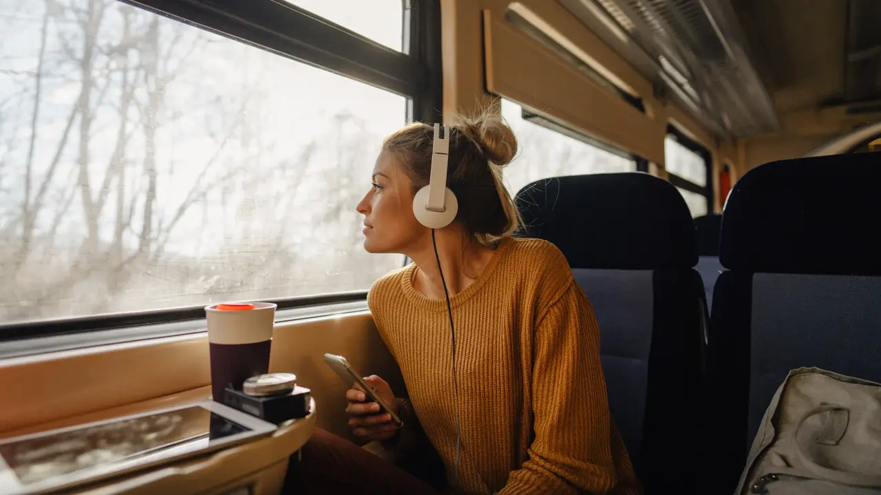 Jeune femme dans un train