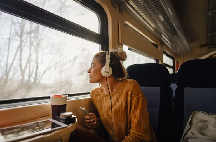 Jeune femme dans un train