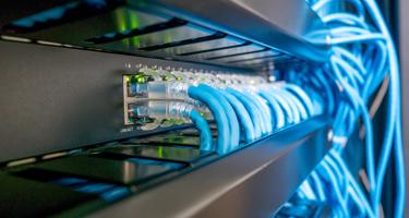 Netzwerk-Switch und Ethernet-Kabel angeschlossen