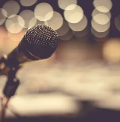 Micro en concert sur la grande scène du centre commercial.