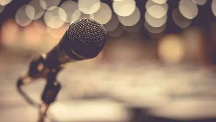 Micro en concert sur la grande scène du centre commercial.