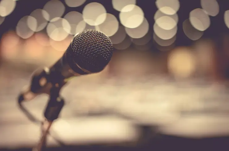 Micro en concert sur la grande scène du centre commercial.