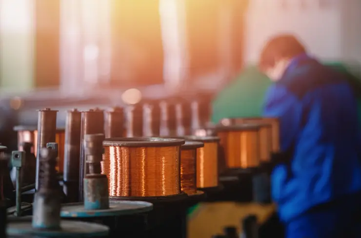 Production de fil de cuivre, câble de bronze en bobines à l’usine.