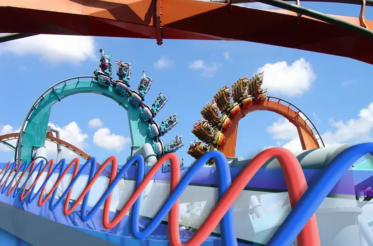 Achterbahn mit beinahe kollidierenden Loopings
