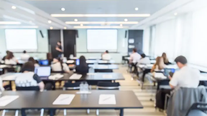 Bildhintergrund des Klassenzimmers verwischen