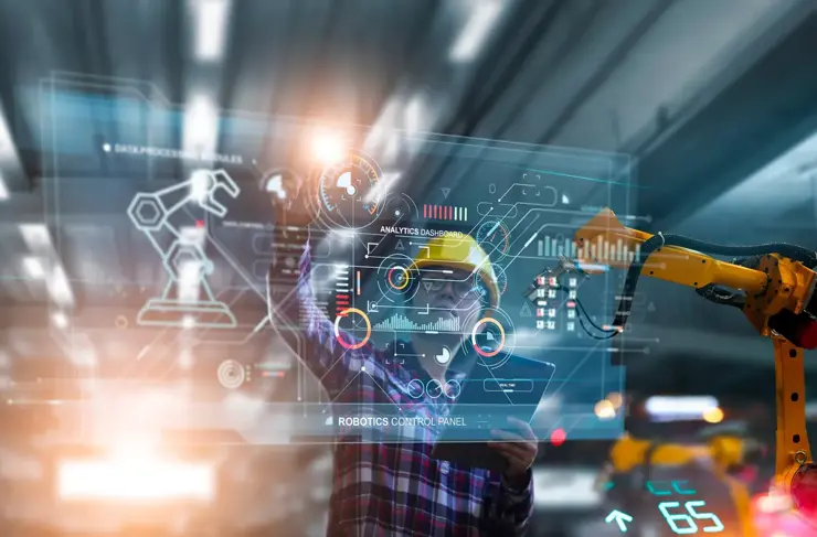 Industrieingenieure verwenden eine moderne Dashboard-Schnittstelle und prüfen und steuern automatisierte Roboterarme in intelligenten Industriefabriken mithilfe einer Echtzeit-Überwachungssystemsoftware. Digitale Fertigung der Zukunft.