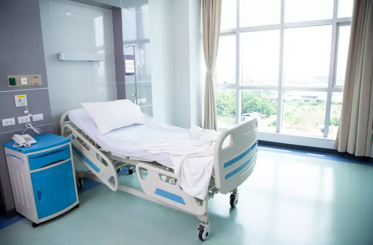 Salle de réveil avec lits et matériel médical confortable. Intérieur d’une chambre d’hôpital vide.