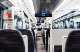 Intérieur moderne d'un train de voyageurs, Royaume-Uni