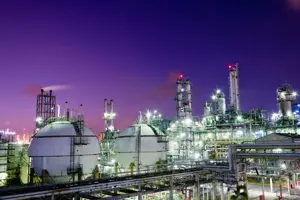 Réservoirs de sphères de stockage de gaz dans une usine pétrochimique la nuit