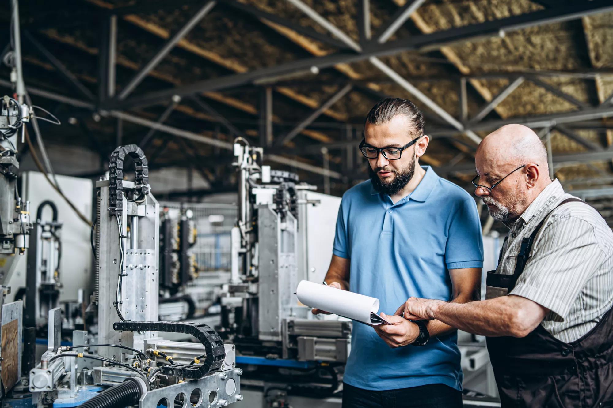 Constructeurs de machines travaillant dans l’atelier d’usinage