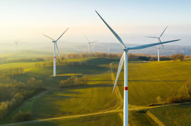 Vue panoramique d'un parc éolien, avec de hautes éoliennes pour la production d’électricité avec espace pour le texte. Concept d’énergie verte.