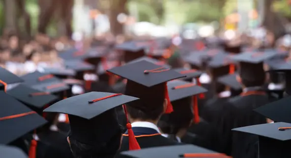 毕业典礼上的毕业生群体。 概念教育祝贺大学学位。 毕业典礼 