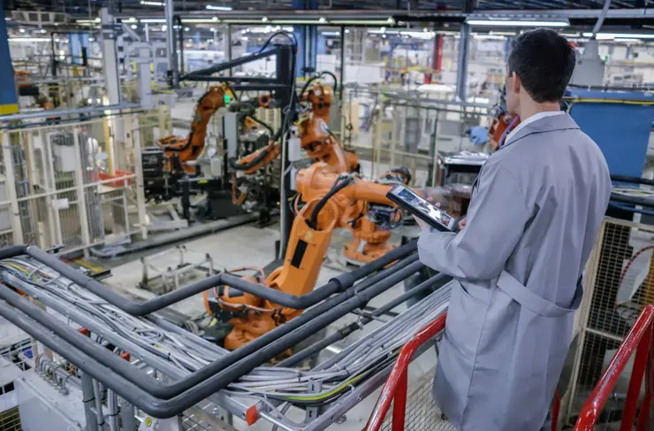 工厂工程师使用平板电脑