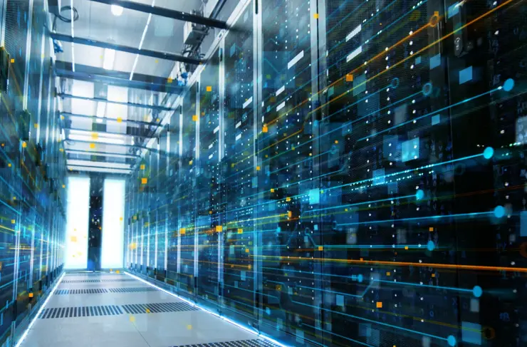 Image d’un centre de données en activité avec des rangées de serveurs en rack reliés par des lignes de visualisation de connexion Ethernet.