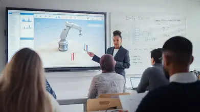 Eine Professorin steht an einem interaktiven Whiteboard und unterrichtet verschiedene Studierende über Innovationen in der Robotik. Informatik und moderne Technologien im Hochschulkonzept.