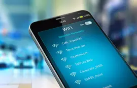 Smartphone-Bildschirmnahaufnahme mit verfügbaren Wi-Fi-Netzwerken auf weichem, unscharfem Hintergrund