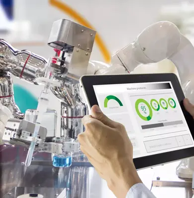 Die Mitarbeiter des Labors überprüfen die Funktionsweise der intelligenten Roboter, aus denen das Labor, das Labor für moderne Medizin, das zukünftige Gesundheitskonzept besteht.
