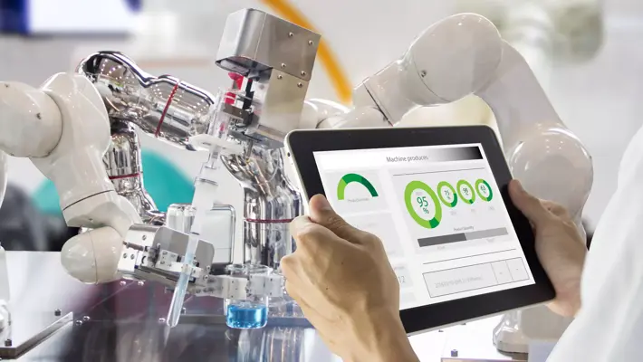 Die Mitarbeiter des Labors überprüfen die Funktionsweise der intelligenten Roboter, aus denen das Labor, das Labor für moderne Medizin, das zukünftige Gesundheitskonzept besteht.