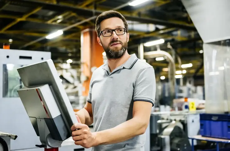 Ingénieur sur un panneau de commande en usine