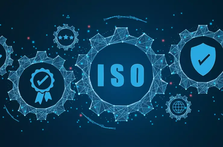 Concept abstrait de contrôle qualité des normes ISO, garantie d’assurance sur fond sombre. Concept de mécanismes de roues dentées et d'engrenages. Fil de fer, maillage bleu faiblement polygonal avec des points, des lignes et des formes.
