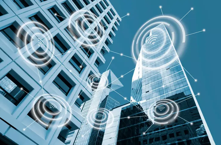 Icône d'alarme numérique et vue en contre-plongée d'immeubles de bureaux modernes en tonalité bleue avec connexion réseau, concept de ville intelligente et réseau de communication sans fil, IOT internet des objets image conceptuelle